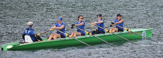 Pladsholder F1: yngre roere i coastalbåd i fart på Bugten