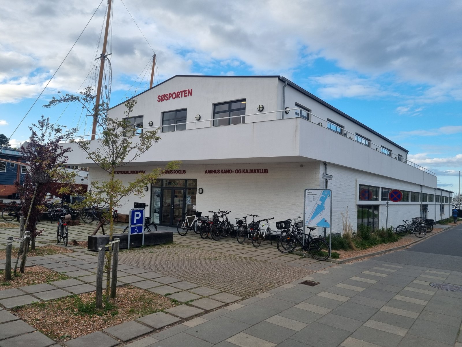 Det renoverede Søsporten set fra land.