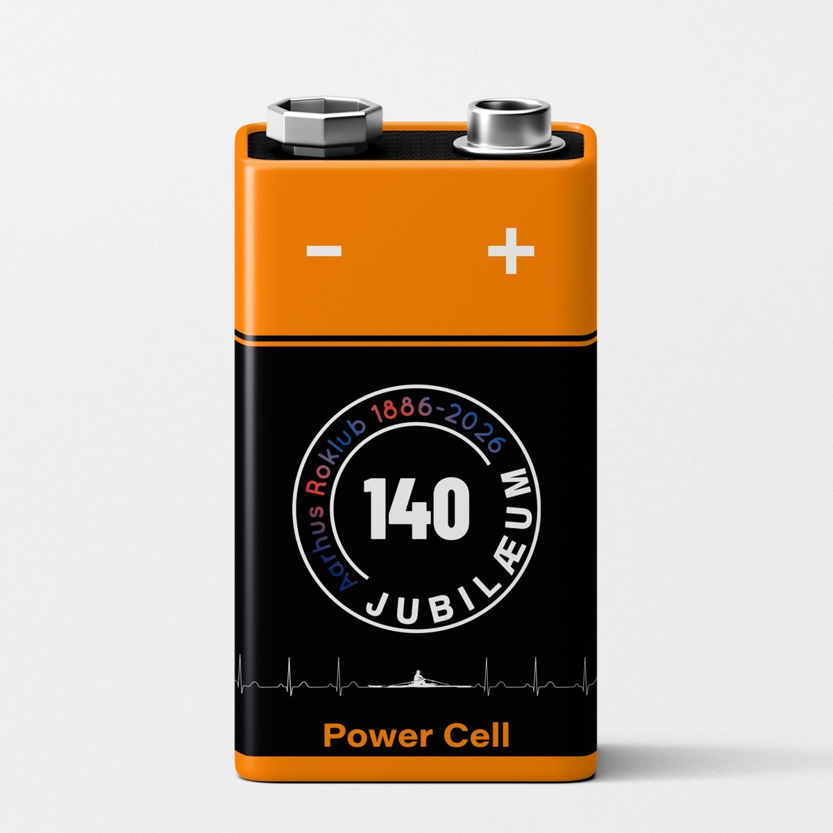 Orange og sort 9-volt-batteri med påskriften Power Cell og jubilæumslogoet Aarhus Roklub 1886–2026, 140 jubilæum, over en lille roer på en hjerterytmelinje.