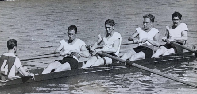 Herrernes firer med styrmand i Aarhus Roklub, 1950. Fire roere og styrmanden i båden på vandet.